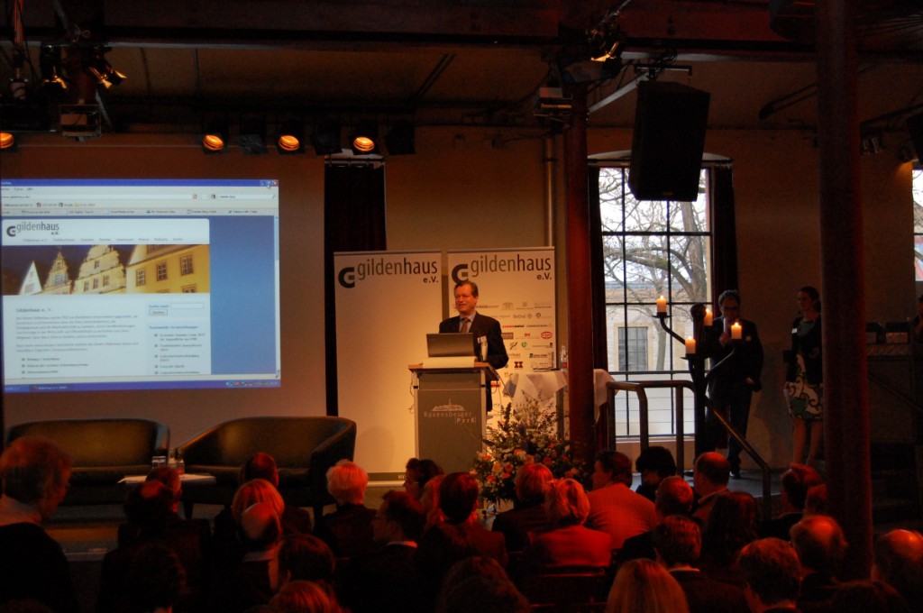 Rudolf Delius begrüßt die Gäste